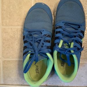 Womens Nike Free tennis shoes. 8 used but in good shape
